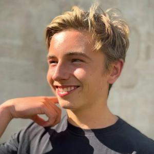 Listen to Jak Piggott in the App